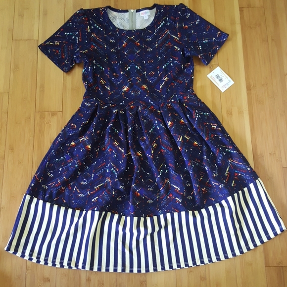 LuLaRoe Dresses & Skirts - NWT LuLaRoe dipped Amelia dress. Pockets